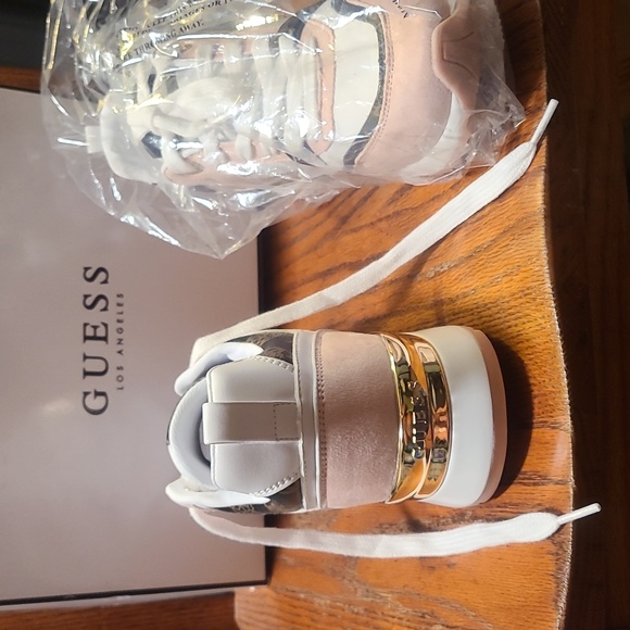 Guess tennis shoe size 7.5 - Picture 3 of 4